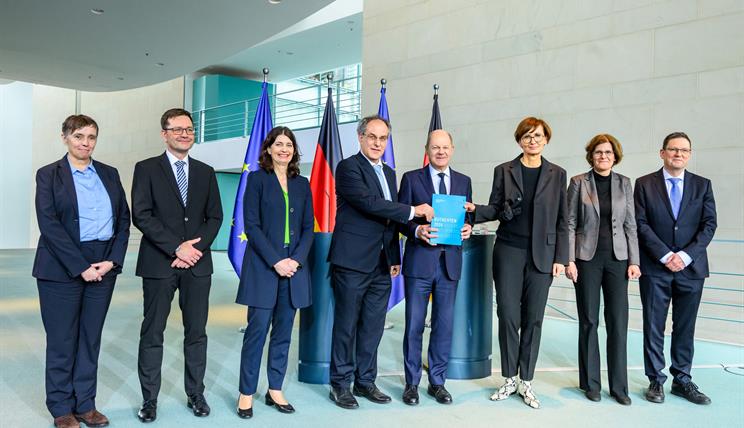 Group photo of the handover of the recommendations to Olaf Scholz