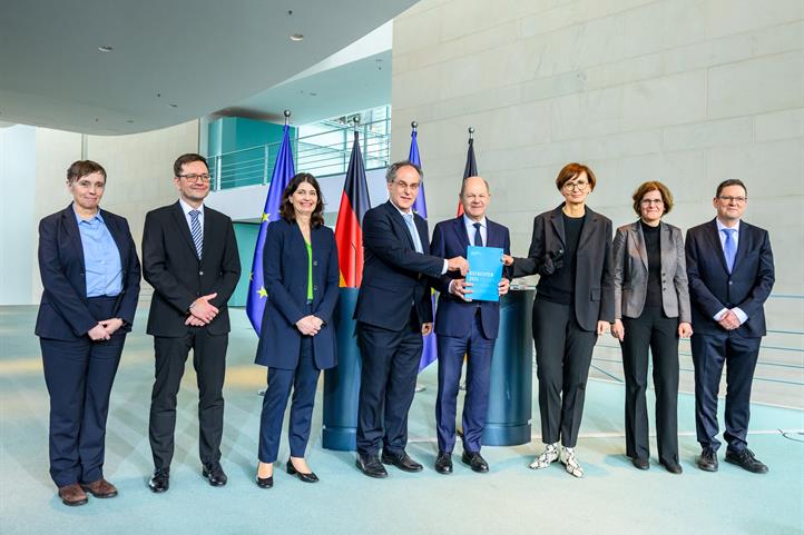  Group photo of the handover of the recommendations to Olaf Scholz | Source: © David Ausserhofer.