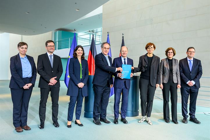 Gruppenbild von der Übergabe der Handlungsempfehlungen an Olaf Scholz | Quelle: © David Ausserhofer.