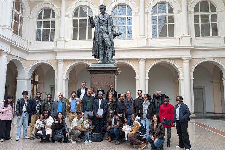 Hamza Moluh Njoya nach seiner erfolgreichen Verteidigung | Quelle: © Kueshi Semanou Dahan / ZALF.