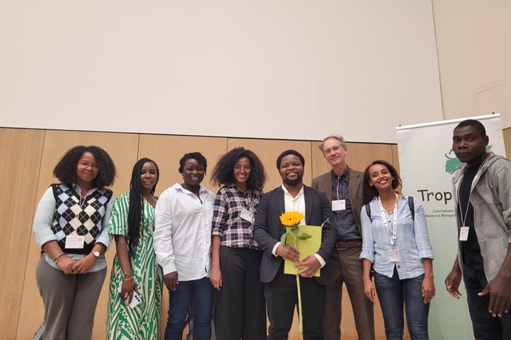 Congratulations (from left to right): Raharinaivo Hamy, Esther Shupel Ibrahim, Antoinette Tokou, Shibire Bekele Eshetu, Custódio Matavel, Götz Uckert, Mahlet Degefu Awoke, Robertson Kevin Amoussou. | Source: © Custódio Matavel / ZALF.