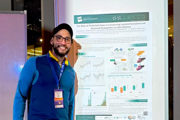 Sergio Bolívar-Santamaría with his poster titled “The role of protected areas in conserving lowland grassland and savannah ecosystems in Latin America” | Source: © Silvia Ardila.