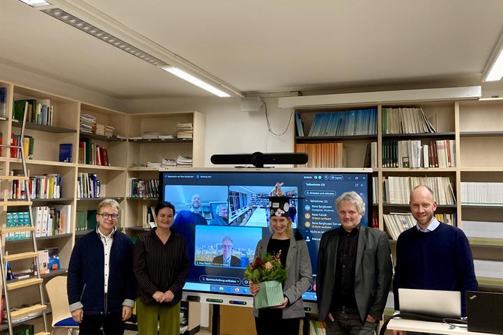 Rena Barghusen und die Prüfungskommission nach der erfolgreichen Verteidigung (von links nach rechts: Prof. Rapp, Prof. Matzdorf, Prof. Feindt, Rena Barghusen, Prof. Danielzyk, Prof. Albert). | Quelle: © Iven Froese / ZALF.