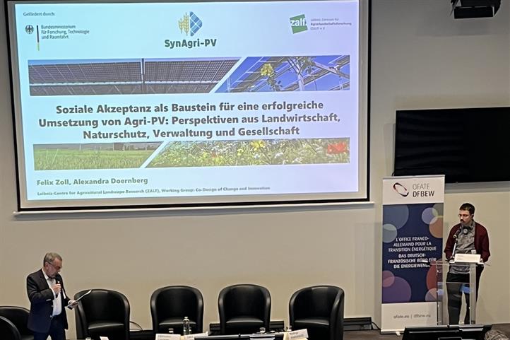 Felix Zoll bei seinem Vortrag auf der Konferenz | Quelle: © DFBEW.