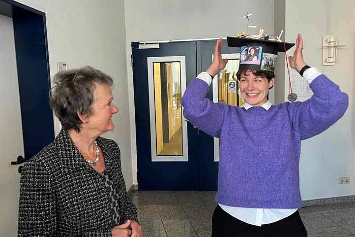Ceremonial delivery of the PhD hat by Prof. Dr. Claudia Pahl-Wostl | Source: © Larissa Koch.