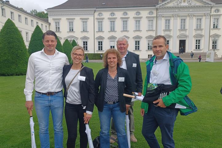  Woche der Umwelt 2024: Landwirte aus dem Projekt_FInAL mit dem Laborkoordinator
 | Quelle: © Phillipp Scharschmidt / ZALF.