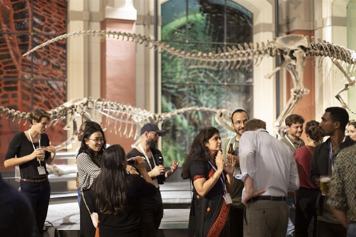 Konferenzdinner im Dinosauriersaal des Naturkundemuseums in Berlin | Quelle: © Hendrik Lietmann.