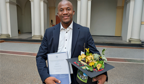 Hamza Moluh Njoya nach seiner erfolgreichen Verteidigung