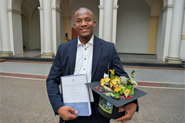 Hamza Moluh Njoya nach seiner erfolgreichen Verteidigung