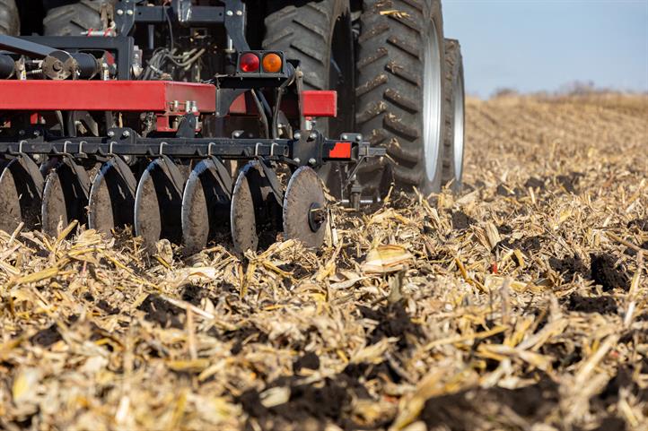 Beim Feldtag am 4. September 2025 auf dem Praxisversuch Lietzen dreht sich alles um das Thema Bodengesundheit: Fachleute aus Landwirtschaft und Forschung zeigen, welche Methoden helfen, die Böden vor den Folgen des Klimawandels und Schadstoffen zu schützen. | Quelle: © JJ Gouin / iStock.
