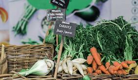 Bio-Gemüse an einem Marktstand