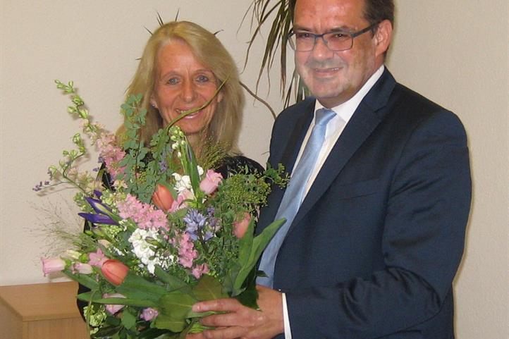 Herr Minister Jörg Vogelsänger überreicht die Urkunde zur Ernennung im Beirat bei der Obersten Naturschutzbeörde Brandenburgs | Quelle: © Prof. Vera Luthardt, HNE Eberswalde.