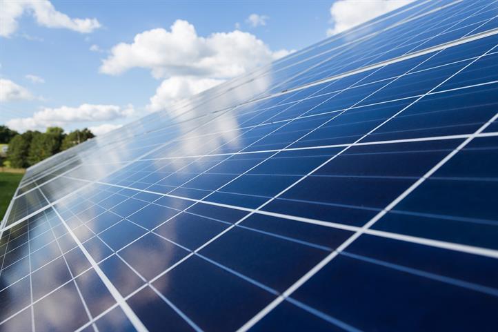 Eine Studie des ZALF zeigt, dass Agri-PV, die Landwirtschaft mit Energieerzeugung auf einer Fläche kombiniert, unter Naturschutzverbänden mehr Akzeptanz findet, als bodennah installierte Freiflächen-Photovoltaik. | Quelle: © Torsten Simon / Pixabay.
