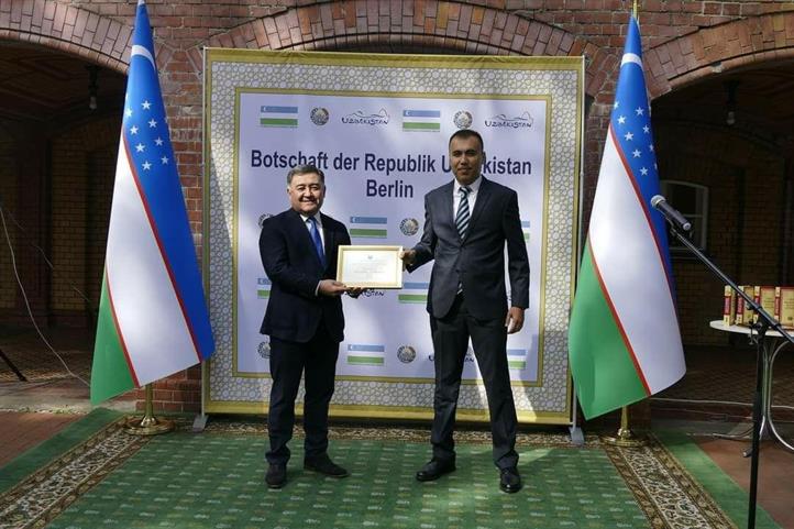 Dr. Ahmad Hamidov erhält "Ehrenurkunde" für seinen bedeutenden Beitrag zur Entwicklung der wissenschaftlichen Zusammenarbeit zwischen Deutschland und Usbekistan: Quelle: © Embassy of Uzbekistan in Berlin​.