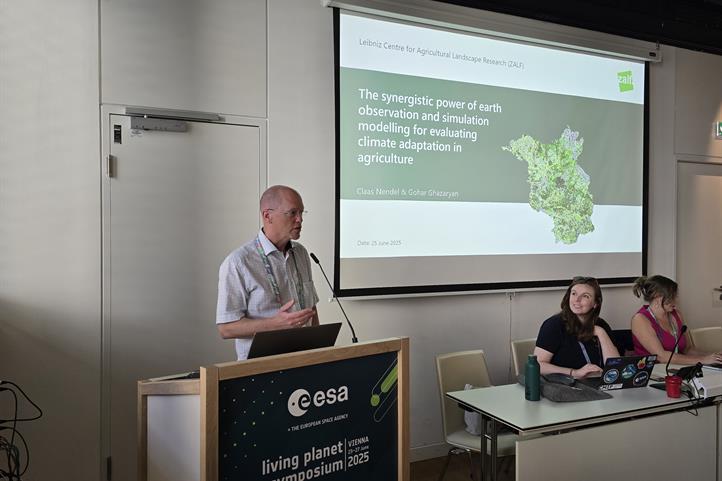 Prof. Claas Nendel during his presentation on the integration of earth observation and simulation modeling to evaluate climate adaptation strategies in agriculture. | Source: © Philippe Rufin.