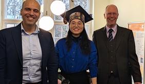 Jing Yu nach ihrer erfolgreichen Verteidigung