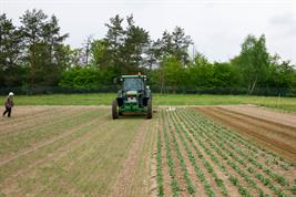 Traktor auf einem Versuchsfeld auf dem ZALF-Gelände