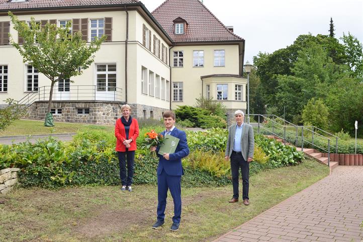 Der Geoökologe Dr. Peter Weißhuhn (ZALF) wurde für seine Dissertation „Bewertung der Vulnerabilität von Biotopen gegenüber Landschaftsveränderungen“ mit dem Förderpreis der Stadt Müncheberg 2020 ausgezeichnet. Den Preis überreichten ihm Dr. Uta Barkusky, Bürgermeisterin von Müncheberg und Prof. Frank Ewert, Wissenschaftlicher Direktor des ZALF. | Quelle: © Julia Lidauer.