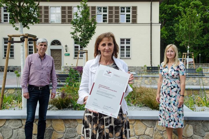 V.l.n.r.: Prof. Dr. Frank A. Ewert, Wissenschaftlicher Direktor des ZALF, Dr. Marion Tauschke, Gleichstellungsbeauftrage und Teamleitung „berufundfamilie“ am ZALF, Cornelia Rosenberg, Administrative Direktorin am ZALF | Quelle: © Hendrik Schneider / ZALF.