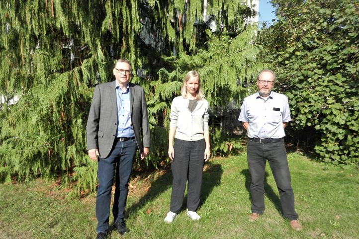 Congratulations to Dr. Jana Zscheischler on behalf of the head of research area "Land Use and Governance" Prof. Dr. Müller (right) and the head of working group "Co-Design of Change and Innovation" apl. Prof. Dr.-Ing. Thomas Weith (left). | Source: © Viola Kranich | ZALF