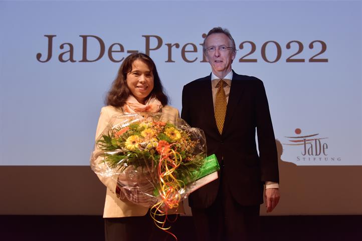 Agricultural scientist Prof. Sonoko Bellingrath-Kimura (left) was honored by the JaDe Foundation for her contribution to research and exchange between Japan and Germany. The award was presented by Prof. Dr. Werner Pascha, Chairman of the JaDe Foundation (right). Source: © June Ueno.