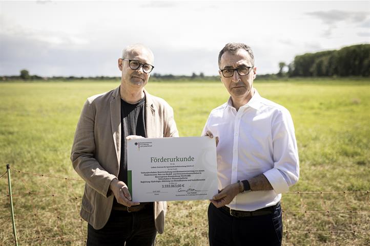 Das Leibniz-Zentrum für Agrarlandschaftsforschung (ZALF) koordiniert die Begleitforschung im Projektkonsortium. Prof. Steffen Kolb, Experte für mikrobielle Biogeochemie am ZALF, bei der Übergabe des Förderbescheids durch den Bundesminister für Landwirtschaft und Ernährung, Cem Özdemir | Quelle: © BMEL Photothek.