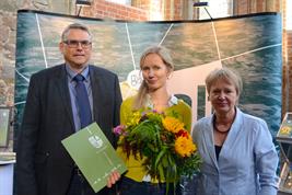 Die Preisträgerin Dr. Jana Zscheischler mit der Bürgermeisterin der Stadt Müncheberg, Dr. Uta Barkusky sowie Laudator apl. Prof. Thomas Weith.