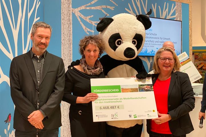 Übergabe des Fördermittelbescheides durch Bundesumweltministerin Svenja  Schulze an die Projektpartner auf der Internationalen Grünen Woche 2020. | Quelle: © WWF.