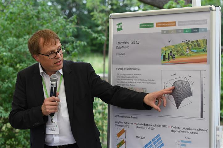 ZALF-Campus-Tour: Eine der elf Stationen befasste sich mit dem Thema Landwirtschaft 4.0. | Quelle: © Thomas Uhlemann