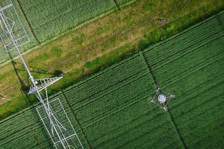 A drone flies over the ZALF test areas. | Source: © Jarno Müller /ZALF