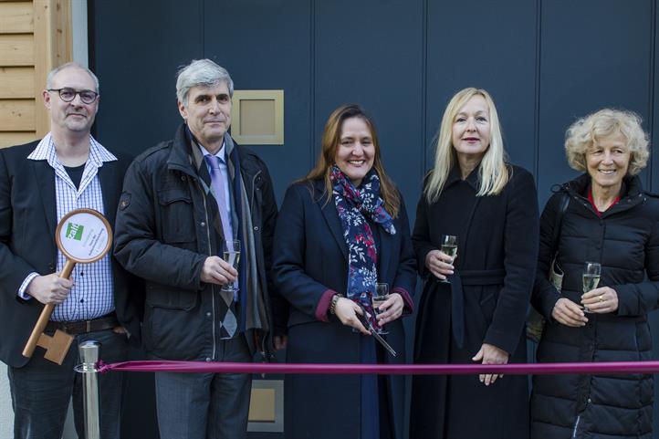 Feierliche Eröffnung zum Haus der Kulturbiomforschung am ZALF (v.l.n.r.): Prof. Dr. Steffen Kolb (Co-Leitung Programmbereich 1, ZALF), Prof. Dr. Frank Ewert (Wiss. Direktor, ZALF), Dr. Manja Schüle (Wissenschaftsministerin des Landes Brandenburg), Cornelia Rosenberg (Admin. Direktorin, ZALF), Dr. Eva Ursula Müller (Abteilungsleiterin Wald, Nachhaltigkeit, Nachwachsende Rohstoff im BMEL) | Das Bild ist für die redaktionelle Berichterstattung freigegeben unter Angabe der Bildquelle: © Hendrik Schneider / ZALF.