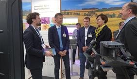 Bundesforschungsministerin Bettina Stark-Watzinger besucht die »Agrarsysteme der Zukunft« beim "Schaufenster Bioökonomie“
