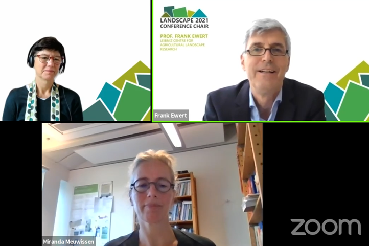 Auf der Landscape 2021 diskutieren derzeit mehr als 400 Teilnehmende über Forschungsansätze für eine nachhaltige und widerstandsfähige Landwirtschaft. Prof. Frank Ewert und Prof. Katharina Helming vom Leibniz-Zentrum für Agrarlandschaftsforschung (ZALF) e.V. und Prof. Miranda Meuwissen, Universität Wageningen eröffneten die virtuelle Konferenz. | Quelle: © ZALF.