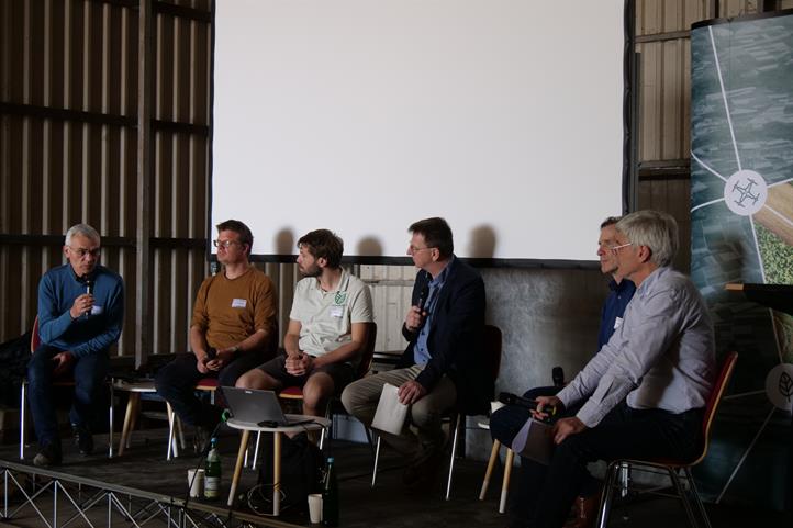 Digitalisierung kann der Landwirtschaft viel bieten – es müssen aber Investitionen folgen und einheitliche Standards geschaffen werden. Podiumsdiskussion mit (von re nach li) ): Lutz Kolbmeyer (MLUK), Christian Heymann (SpeiseGut), Sven Lake (DeepFarmBots), Moderator Andreas Oppermann (rbb), Prof. Thomas Herlitzius (TU Dresden) und Prof. Frank Ewert (Wissenschaftlicher Direktor des ZALF). Quelle: © Sibylle Krickel / ZALF 