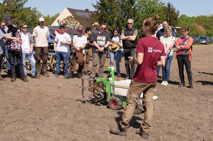 Kleine, wendige Roboter können dafür sorgen, dass der Boden weniger stark verdichtet wird und dass weniger Pflanzenschutzmittel auf dem Feld eingesetzt werden. Felix Erbe (ZALF) demonstriert einen Feldroboter, der im Landschaftsexperiment patchCROP für die Aussaat und Unkrautkontrolle im Einsatz ist. Quelle: © Sibylle Krickel / ZALF .