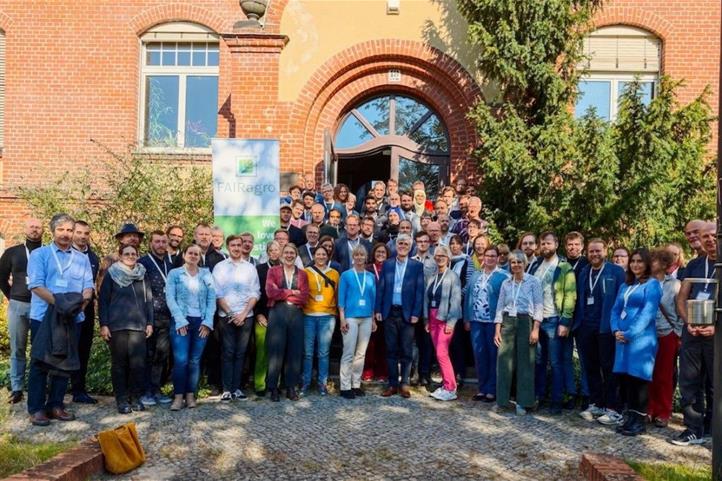 Teilnehmende des dritten FAIRagro-Jahrestreffens am 30. September und 1. Oktober 2025 am Julius Kühn-Institut in Berlin-Dahlem. Über 80 Vertreterinnen und Vertreter aus Forschung und Praxis diskutierten über aktuelle Entwicklungen und künftige Strategien im Aufbau einer nachhaltigen Forschungsdateninfrastruktur für die Agrosystemforschung. Das Bild kann für redaktionelle Zwecke unter Angabe der Quelle verwendet werden: © Carsten Hoffmann / ZALF.