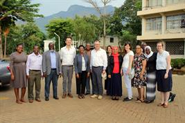 Der Parlamentarische Staatssekretär Michael Stübgen (BMEL) mit Projektpartnern des Scale-N-Projektes an der Sokoine University, Morogoro (Tansania).