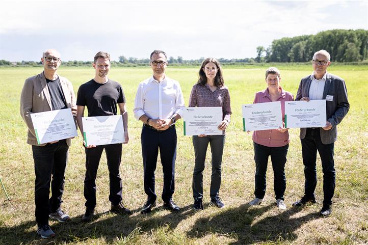 Das Projekt zur Moorwiedervernässung, WetNetBB, wird durch das Bundeslandwirtschaftsministerium in Höhe von insgesamt 18,4  Mio. Euro gefördert. Die Vertreterinnen und Vertreter der Projektpartner von links nach rechts: Prof. Steffen Kolb (ZALF), Prof. Torsten Sachs (GFZ), Cem Özdemir (Bundesminister für Ernährung und Landwirtschaft), Prof. Inga Schleip (HNEE), Prof. Annette Prochnow (ATB), Dr. Thomas Hoffmann (ATB). | Quelle: © BMEL Photothek.