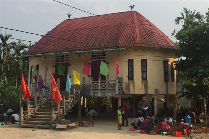 Community houses like this are found in many villages in Vietnam. These buildings were often the venue for the studies, as they easily provided shade for groups of up to eight people, which were part the experiments. Photo: © Manuel Asbach / ZALF.