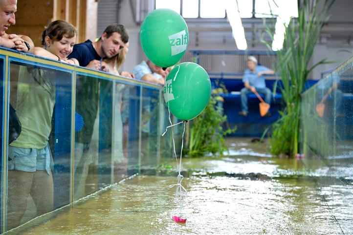 Der Wind- und Wasserkanal des ZALF erfreut sich bei Kindern besonderer Beliebtheit. | Quelle: © Guido Rottmann.
