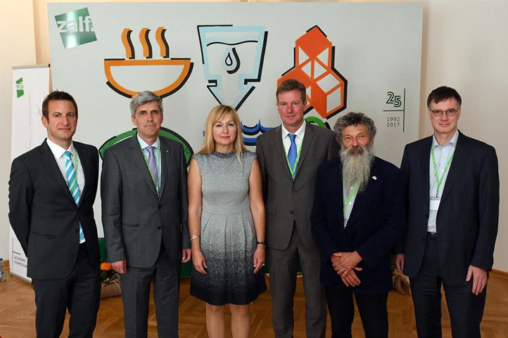 The speakers of the scientific symposium as well as the ZALF executive board (f.r.t.l.): Prof. Cyrill Stachniss, Prof. Frank Ewert, Cornelia Rosenberg, Carsten Feller, Prof. Ulrich Bathmann, Prof. Wolfgang Lucht. Not pictured because of early departure, speaker: Prof. Matin Qaim. | Source: © Thomas Uhlemann/ZALF