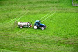 Gülle-Wagen auf einem Feld