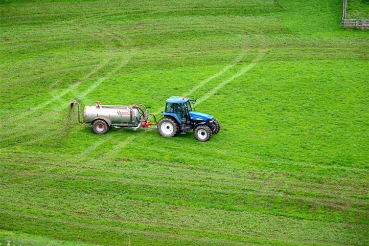 Auf welche Alternativen können landwirtschaftliche Betriebe angesichts steigender Preise für Mineraldünger zurückgreifen? In einem Opinion Paper gibt Dr. Sandra Uthes vom Leibniz-Zentrum für Agrarlandschaftsforschung (ZALF) ihre Einschätzung zu diesen Fragen. Quelle: © Etienne Girardet/Unsplash