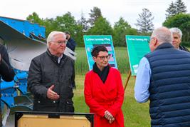 Simona Koß (MdB) und Bundespräsident Frank-Walter Steinmeier am Carbon Farming-Pflug mit Prof. Michael Sommer