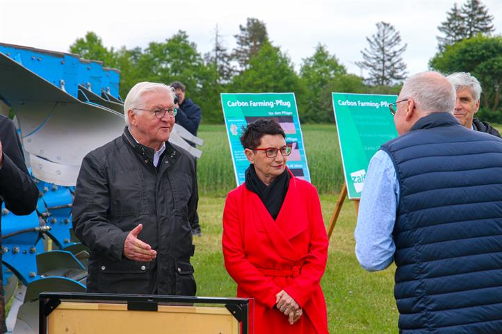 Bundespräsident Steinmeier and Simona Koß  next to the carbon farming plow at ZALF in Müncheberg. | Quelle: ©  Dr. Toni Klemm/ ZALF.