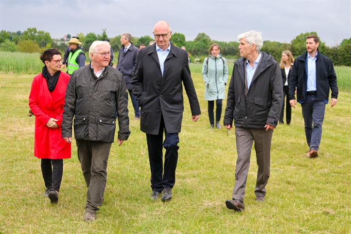 Simona Koß (MdB), Bundespräsident Frank-Walter Steinmeier, Brandenburgs Ministerpräsident Dietmar Woidke und Prof. Frank Ewert, Wissenschaftlicher Direktor des ZALF. Quelle: © Dr. Toni Klemm / ZALF.