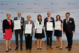 Verleihung des Zertifikats zum Audit berufundfamllie am 27. Juni 2018 in Berlin. Zu sehen sind fünf Brandenburger Zertifikatsträ