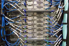 Das Bild zeigt einen Server mit verschiedenen Anschlusskabeln.