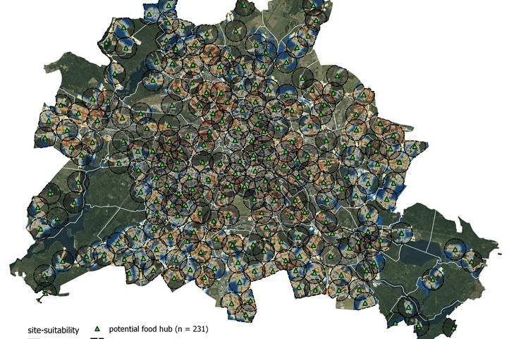 Die Karte von Berlin zeigt die ideale Lage von 231 möglichen Lebensmittelpunkten, mit denen die Versorgung der Berlinerinnen und Berliner mit regional und ökologisch produzierten Lebensmitteln möglich wäre. Quelle: © Klebl et al. 2022