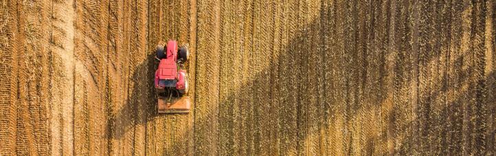 Tracktor auf Feld